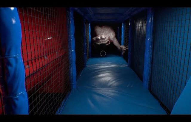 すべると怖くなるウォータースライダー『誰もいないプールで食人怪物が追ってくるリアルなホラーゲーム』が怖すぎる（大絶叫あり）